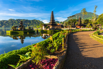 Ulun Danu Bratan Tempel bei Sonnenaufgang, berühmter Tempel auf dem See, Bedugul, Bali, Indonesien.