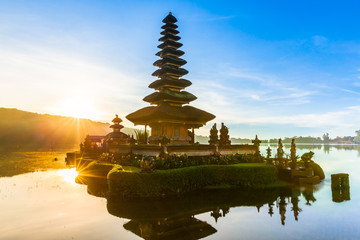 Ulun Danu Bratan-tempel bij zonsopgang, beroemde tempel aan het meer, Bedugul, Bali, Indonesië.