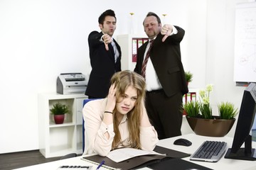 Arbeitskollegen mobben Auszubildende die sich die Haare rauft