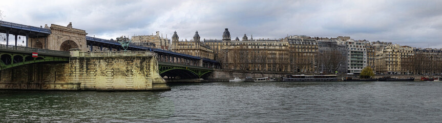 Fototapeta premium Pont de Bir-Hakeim à Paris