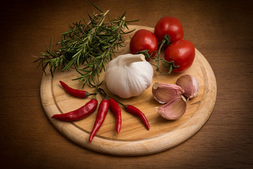 Aglio, peperoncini, pomodoro e rosmarino 