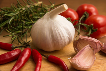 Aglio, peperoncini, pomodoro e rosmarino 