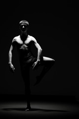Obraz na płótnie Canvas Ballet dancer in black