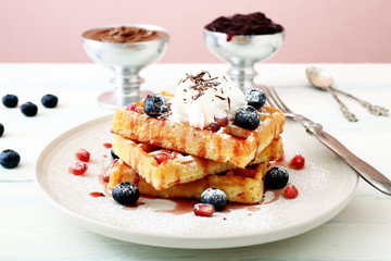  waffle con frutta e panna su tavolo di cucina sfondo rosa