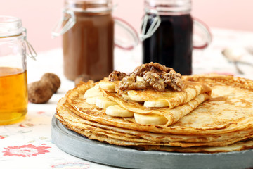 pancake banane noci e miele su tavolo di cucina sfondo rosa