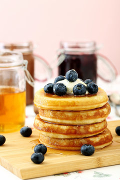 pancake con mirtilli su tavolo di cucina sfondo rosa