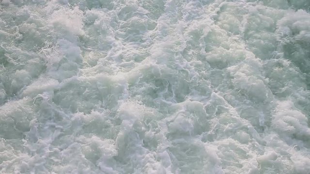  Agua a borbotones - Agua que brota a borbotones turbulentos en la base de un pantano



