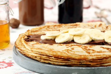 pancake banane e ciccolato su tavolo di cucina sfondo rosa