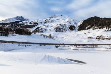 Fototapeta na wymiar Panorama view of the frozen Davos Lake in Davos dorf