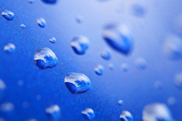 Tropfen auf blau