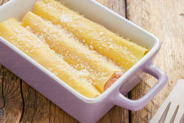 Cannelloni baked with ham and cheese