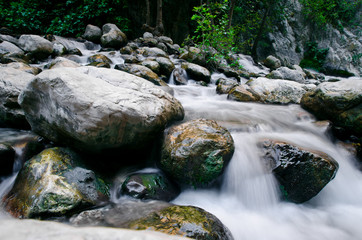 Naklejka na ściany i meble Cascade falls over old plum river with rocks 