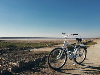 Fototapeta na wymiar велосипед стоит на берегу моря летом