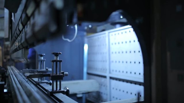 automatic machine for bending metal