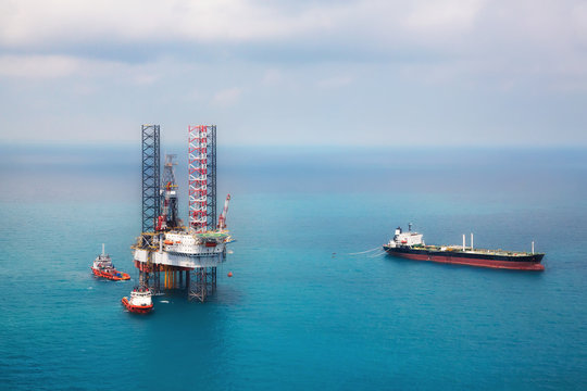 Image of oil platform while cloudless day in the gulf