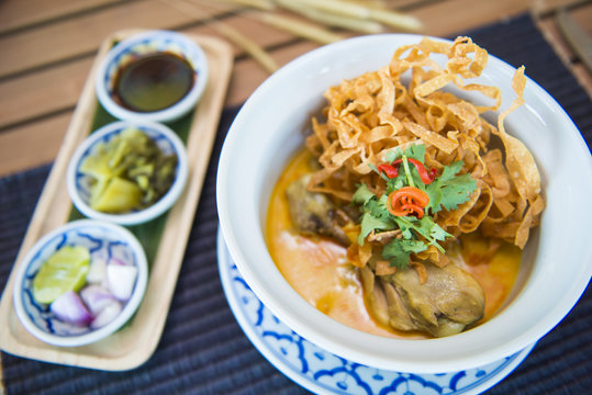 curried noodle soup (khao soi)