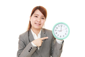 時計を持つ笑顔のビジネスウーマン