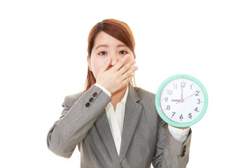 驚いた表情のビジネスウーマン