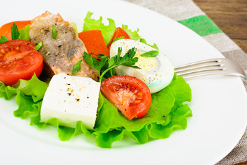 Salmon, Lettuce, Tomato and Sweet Pepper with Egg