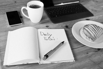 Tagesbeginn eines Freelancers: Frühstück, ToDo's, Laptop und Tee, schwarz weiß