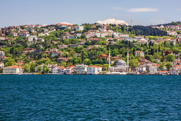 Obraz premium Houses, Bosporus Istanbul seafront panorama, Turkey.
