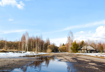Лужи на дороге весной