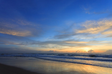 Fototapeta na wymiar sunrise sky in the morning with colorful cloud on the beach