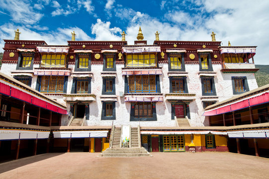 Фасад традиционного тибетского монастыря