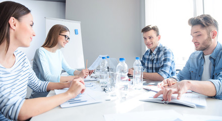 Obraz premium Pleasant team sitting at the table