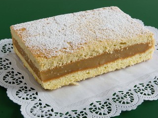 biscuit cake with apple jam filling