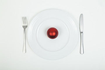 Christbaumkugel auf Teller