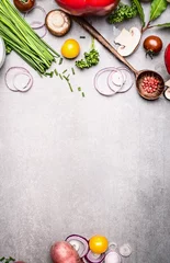 Photo sur Plexiglas Manger Cuisine saine avec des légumes frais et des ingrédients d& 39 assaisonnement sur fond de pierre rustique, vue de dessus, place pour le texte., cadre. Mode de vie sain et concept d& 39 alimentation diététique.
