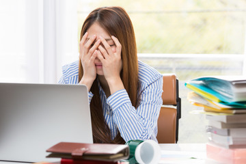 顔を覆うビジネスウーマン