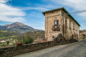 Fototapeta na wymiar Paesaggio urbano nel centro storico di Montefortino