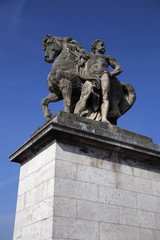 Fototapeta na wymiar Man and horse statue in Paris