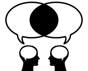 Zwei menschliche Gesichter von der Seite mit überlappenden Sprechblasen im Gespräch – schwarz-weiß, Vektor, freigestellt