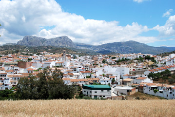 Fototapeta na wymiar View across the town rooftops towards the mountains, Rio Gordo.
