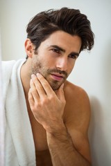 Naklejka premium Man checking his stubble in bathroom