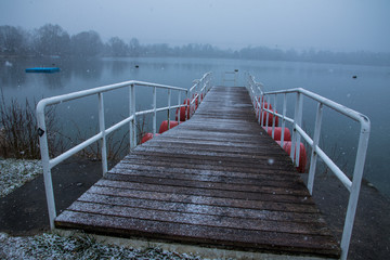 Steg an See im Winter mit Blick aufs andere Ufer