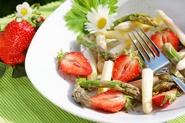 Asparagus, Spargel, Spargelsalat mit Erdbeeren, grüner Spargel, weißer Spargel, Copyspace