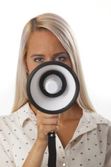 Fototapeta premium Frau und ein Megaphon auf weiß