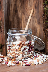 Legumi misti tra fagioli di vari tipi e ceci su tavolo e contenitore