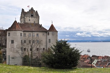 Alte Burg von Meersburg mit Blick auf den Bodensee und Städtchen