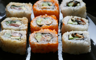 rolls with shrimp and avocado 