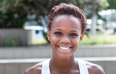 Lachende afrikanische Frau mit kurzen Haaren