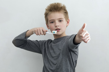 Fototapeta premium Мальчик чистит зубы