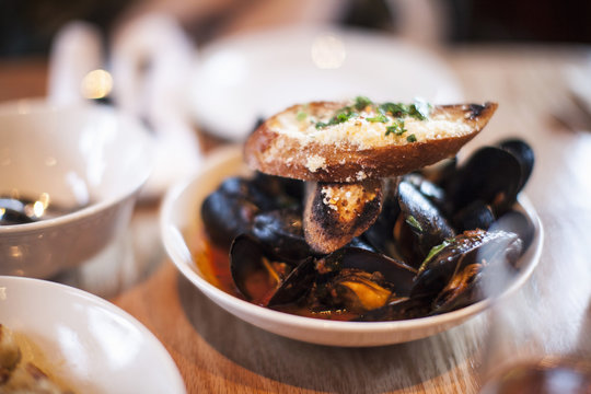 Bowl of mussels with garlic bread