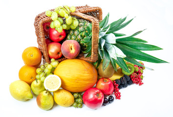 Obstkorb mit verschiedenen Früchten, freigestellt