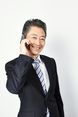 携帯電話を使うビジネスマン