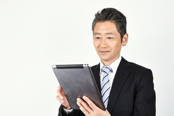 タブレットPCを使うビジネスマン